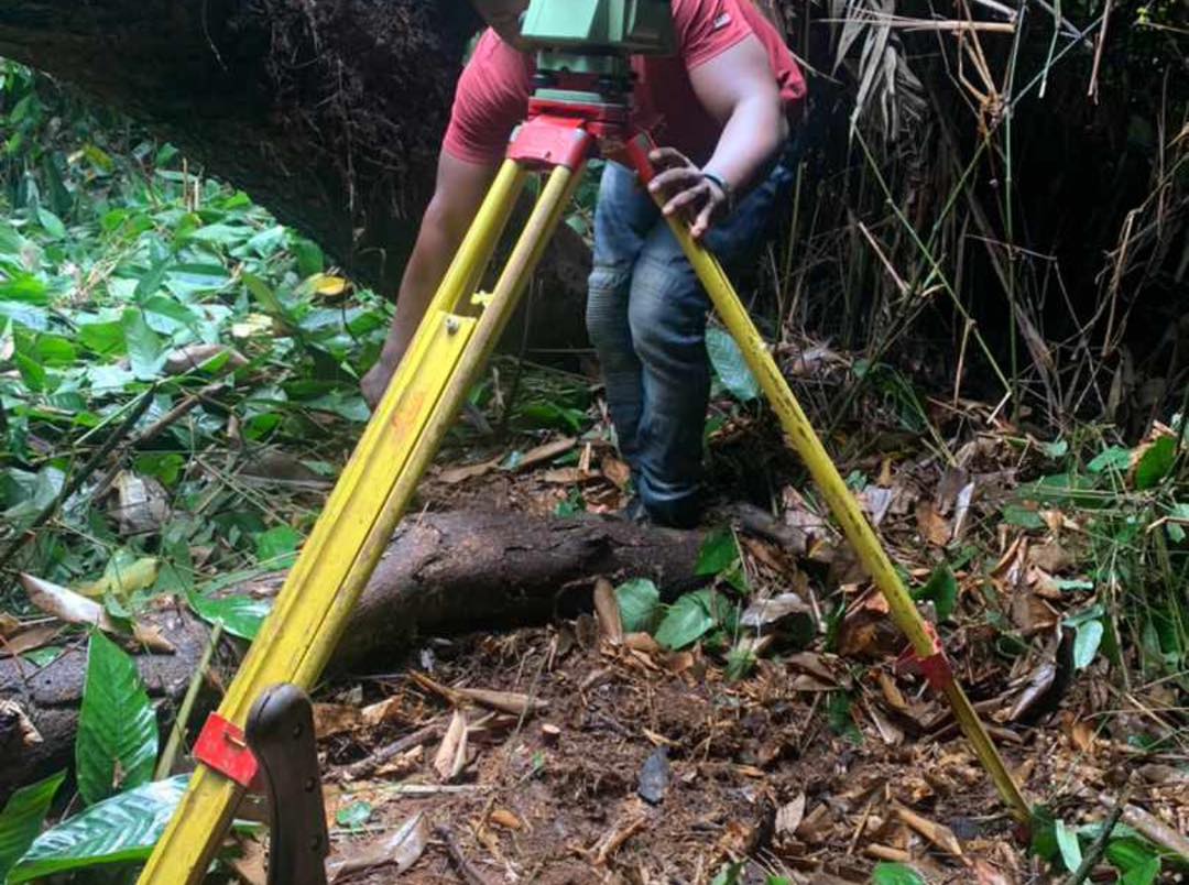 Image illustrant un topographe sur le terrain