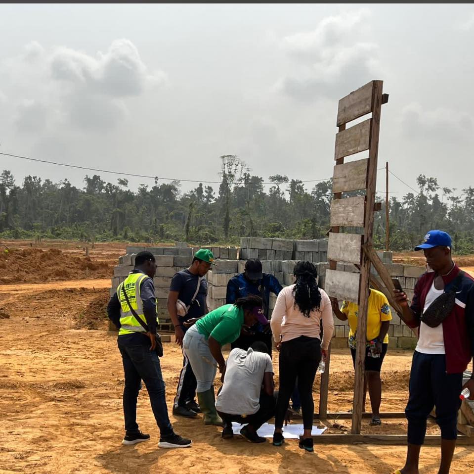Image illustrant un architecte ou ingénieur sur un chantier